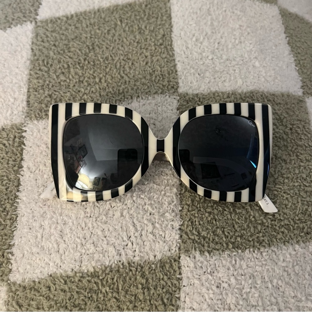 quay black & white striped cat eye sunglasses, EUC 🕶️